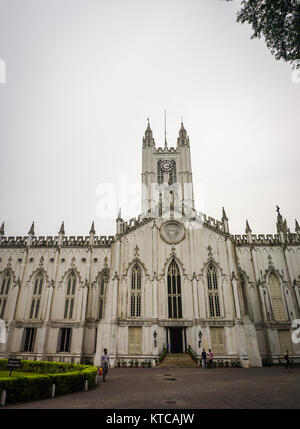 Kolkata, India - 8 lug 2015. La gente di San Paolo nella Cattedrale di Calcutta, in India. La Cattedrale è una cattedrale anglicana in Kolkata, nota per il suo stile gotico- Foto Stock