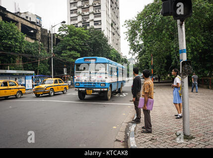 Kolkata, India - 8 lug 2015. Persone in piedi sulla strada presso il centro cittadino in Kolkata, India. Kolkata è conosciuto per la sua grande architettura coloniale, arte galle Foto Stock