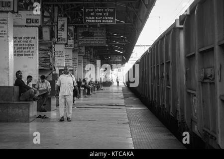 Kolkata, India - Lug 9, 2015. Persone in attesa per il treno alla stazione in Kolkata, India. Kolkata è la città più grande in India orientale, nonché in t Foto Stock