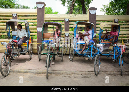Bodhgaya,, India - Lug 9, 2015. Indian gli uomini con il rickshaw in attesa di passeggeri su strada di Bodhgaya,, India. Foto Stock