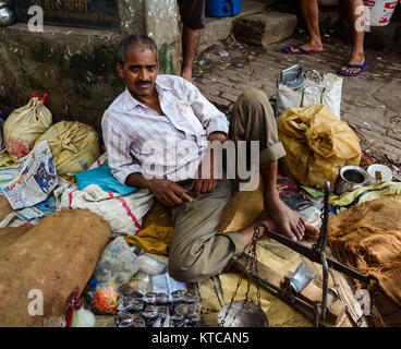 Bodhgaya,, India - Lug 9, 2015. Unidentified uomo seduto in un mercato affollato in Bodhgaya,, India. La sua pratica comune in India a vendere verdure in o Foto Stock