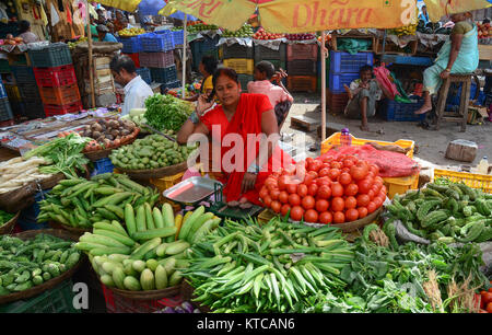 Bodhgaya,, India - Lug 9, 2015. Persone non identificate verdure di vendita in un mercato affollato in Bodhgaya,, India. La sua pratica comune in India a vendere v Foto Stock