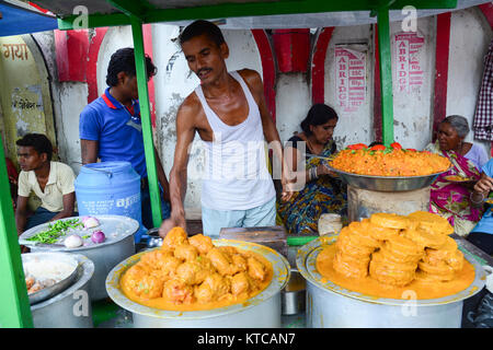 Bodhgaya,, India - Lug 9, 2015. Persone non identificate la vendita di cibi di strada in un mercato affollato in Bodhgaya,, India. La sua pratica comune in India per vendere Foto Stock