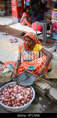 Bodhgaya,, India - Lug 9, 2015. Unidentified donna vendita cipolle viola in un mercato affollato in Bodhgaya,, India. La sua pratica comune in India per vendere Foto Stock