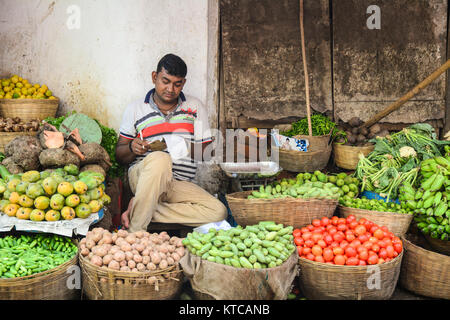 Bodhgaya,, India - Lug 9, 2015. Un uomo vendita di verdura in un mercato affollato in Bodhgaya,, India. La sua pratica comune in India a vendere verdure in o Foto Stock