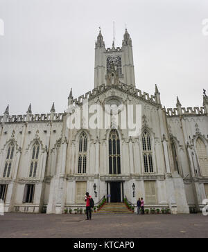 Kolkata, India - 8 lug 2015. La gente visita il San Paolo Cattedrale di Calcutta, in India. La prima pietra è stata posata nel 1839; l'edificio è stato completato in Foto Stock