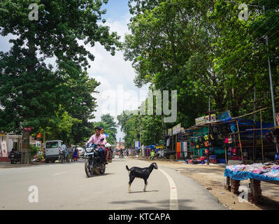 Kolkata, India - Lug 9, 2015. La gente ride scooter su strada in Kolkata, India. Kolkata è la città più grande in India orientale, nonché nella histori Foto Stock