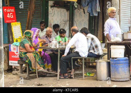 Delhi, India - 26 luglio 2015. Persone bere latte tè presso il mercato loacal di Delhi, India. Foto Stock