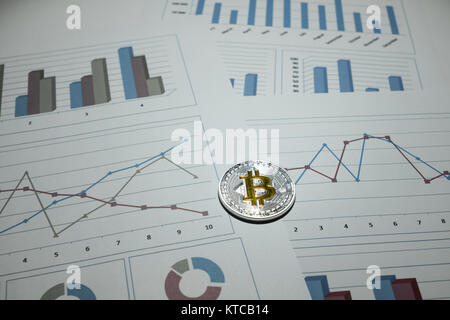 Bitcoin in metallo su grafici di business. Crypto valuta. Portafoglio virtuale Foto Stock