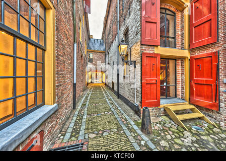 Vicolo storico con finestre e portelli di rosso nella città di Groningen Paesi Bassi Foto Stock