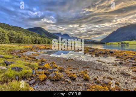 Fjord paesaggio con montagne delle rocce e delle pietre a bassa marea sulla penisola Eidsbygda Norvegia Foto Stock