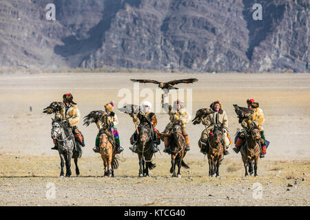 Il kazako eagle arrivano cacciatori a cavallo per il Golden Eagle Festival in Mongolia Foto Stock