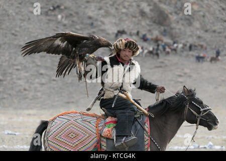 Aquila kazaka di cacciatori a cavallo in concorrenza al Golden Eagle Festival in Mongolia Foto Stock