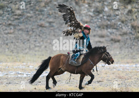 Aquila kazaka di cacciatori a cavallo in concorrenza al Golden Eagle Festival in Mongolia Foto Stock