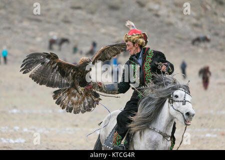 Aquila kazaka di cacciatori a cavallo in concorrenza al Golden Eagle Festival in Mongolia Foto Stock