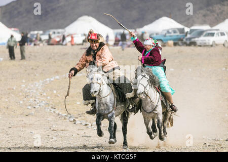 Il kazako tradizionale sport equestri e gioco di corteggiamento Foto Stock