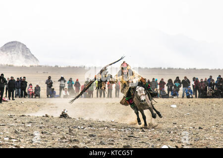 Aquila kazaka di cacciatori a cavallo in concorrenza al Golden Eagle Festival in Mongolia Foto Stock