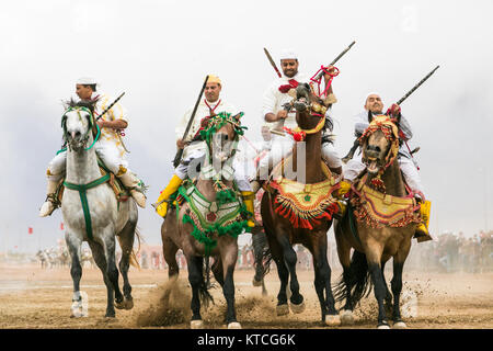 Tbourida festival equestre sincronizzati con cariche di cavalleria e moschetto sparando Foto Stock