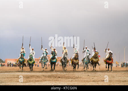 Tbourida festival equestre sincronizzati con cariche di cavalleria e moschetto sparando Foto Stock