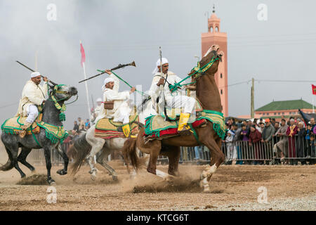 Tbourida festival equestre sincronizzati con cariche di cavalleria e moschetto sparando Foto Stock