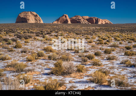 Formazione di roccia nel terreno desertico vicino a pagina. Arizona USA. Foto Stock