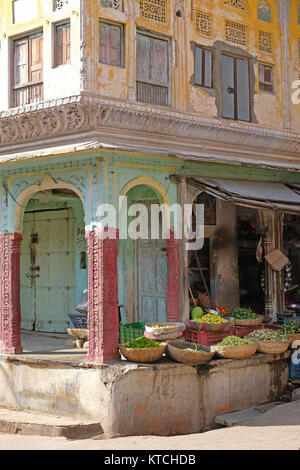 Cestini di frutta e verdura in negozio le strade di Pushkar, Rajasthan, India Foto Stock