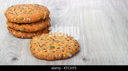 Farina di avena i biscotti con cereali su una tavola di legno Foto Stock