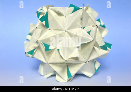 Origami modulare su sfondo blu Foto Stock