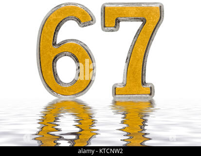 Il numero di riferimento 67, sessanta sette, che si riflette sulla superficie dell'acqua, isolato su bianco, 3D render Foto Stock