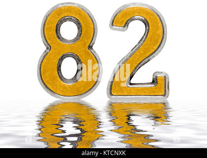 Il numero di riferimento 82, ottanta due, che si riflette sulla superficie dell'acqua, isolato su bianco, 3D render Foto Stock