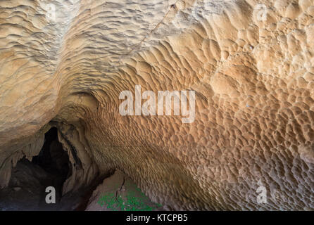 Dettagliate texture di dissoluzione sulla roccia calcarea parete e soffitto ad un ingresso di una grotta. Tsingy de Bemaraha National Park. Madagascar, Africa. Foto Stock