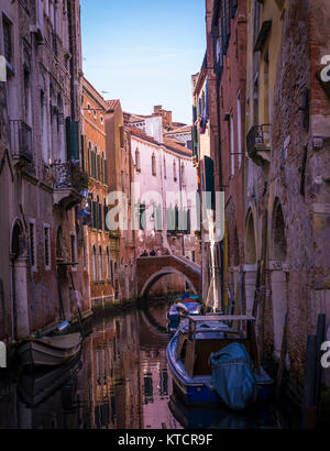 Venezia-MARZO 9 venezia canal con barche, edifici e ponte.persone non identificate nella distanza.Venezia,l'Italia,su marzo 9,2017. Foto Stock