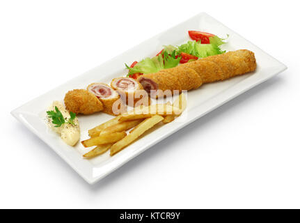 Flamenquin, fritte lungo involtino di carne di maiale, Spagnolo Cordova cucina isolati su sfondo bianco Foto Stock