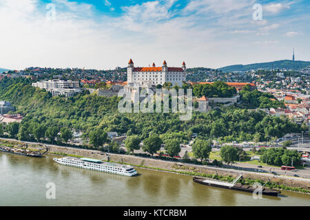Vista sul fiume Danubio al castello di Bratislava a Bratislava, la capitale della Slovacchia in Europa Foto Stock