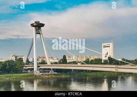 Il ponte della Rivolta Nazionale Slovacca, SNP bridge è un ponte sul fiume Danubio. Fu costruita tra il 1967 e il 1972, Bratislava, Slovacchia Foto Stock