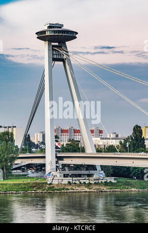 Il ponte della Rivolta Nazionale Slovacca, SNP bridge è un ponte sul fiume Danubio. Fu costruita tra il 1967 e il 1972, Bratislava, Slovacchia Foto Stock