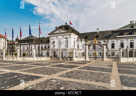 Il Palais Grassalkovich è un imponente in stile tardo barocco palazzo rococò. Esso fu costruito dall'architetto Andreas Mayerhoffer, Bratislava, Slovacchia, Europa Foto Stock