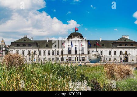 Il Palais Grassalkovich è un imponente in stile tardo barocco palazzo rococò. Fu costruita nel 1760 da parte di Andreas Mayerhoffer. Bratislava, Slovacchia, Europa Foto Stock