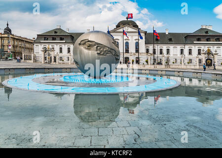 Il Palais Grassalkovich è un imponente in stile tardo barocco palazzo rococò. Fu costruita nel 1760 da parte di Andreas Mayerhoffer. Bratislava, Slovacchia, Europa Foto Stock