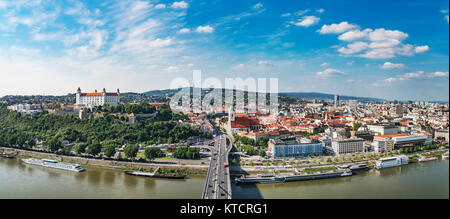 Vista panoramica di Bratislava, la capitale della Slovacchia in Europa, il fiume Danubio, il ponte di SNP, il castello, St. Martins Cattedrale e la città vecchia Foto Stock