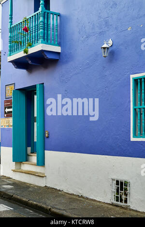 La facciata di colore blu con finestra, tipiche facciate colorate di case a Cartagena de Indias, Colombia, Sud America Foto Stock