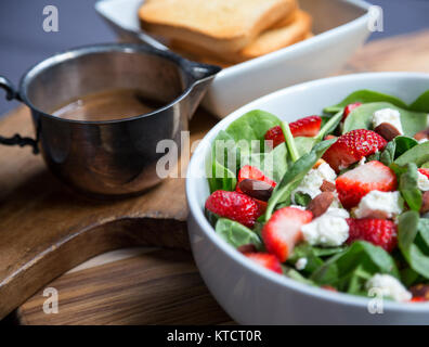 Fresca Insalata mista con spinaci, fragole, le mandorle e il formaggio feta. Foto Stock