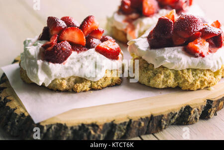 Freschi e stagionali shortcake alla fragola con biscotti fatti in casa e panna montata. Foto Stock