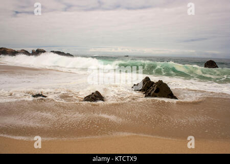 Rocce e navigare su Garrapata State Park Beach, California, Stati Uniti d'America Foto Stock