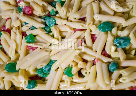 Un dolce filippino insalata passato fatta con pasta di Martellare a penna, kaong, nata de coco, la maionese, il latte condensato e i grossi pezzi di formaggio è un piatto della tradizione. Foto Stock