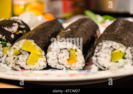 (Sushi Giapponese) o Gimbap (Coreano) è realizzato con riso e verdure arrotolato in un foglio di alghe marine. Foto Stock