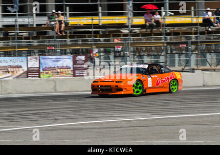 Lviv, Ucraina - Juny 6, 2015: Sconosciuto rider sulla marca auto Honda vince il via nel campionato di drifting ucraina di Leopoli. Foto Stock