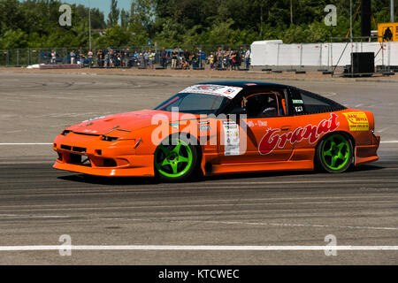Lviv, Ucraina - Juny 6, 2015: Sconosciuto rider sulla marca auto Nissan supera il via nel campionato di drifting ucraina di Leopoli. Foto Stock