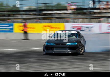 Lviv, Ucraina - Juny 6, 2015: Sconosciuto rider sulla marca auto Nissan supera il via nel campionato di drifting ucraina di Leopoli. Foto Stock