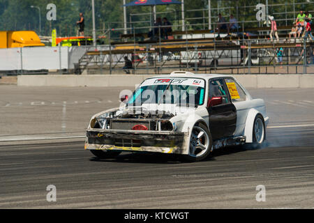 Lviv, Ucraina - Juny 6, 2015: Sconosciuto rider sulla marca di automobili BMW vince la via nel campionato di drifting ucraina di Leopoli. Foto Stock
